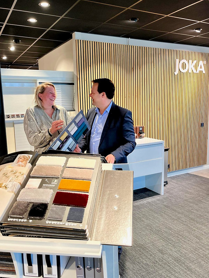 Charon ten Vergert (vestigingsmanager Hengelo) en Frank ter Beke nemen de collectie door in de hoofdvestiging in Hengelo. (Foto: Dané ter Beke) Charon ten Vergert vestigingsmanager Hengelo en Frank ter Beke nemen de collectie door in de hoofdvestiging in Hengelo