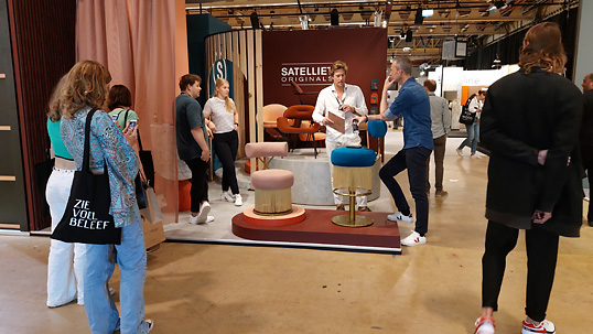Doorkijkje bij exposant Satelliet Originals. Doorkijkje bij Satelliet