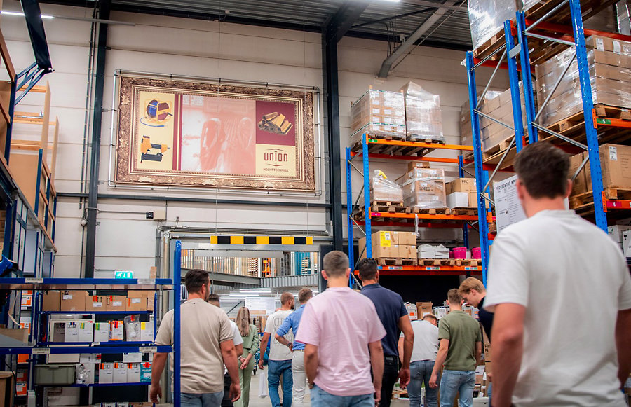 De deelnemers aan de avond kregen van de Plinten & Profielen Centrale een rondleiding door het bedrijf. magazijn Unknown 2