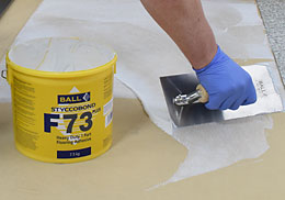 Vloerlijm Styccobond F73 Plus wordt gebracht als oplosmiddelvrij alternatief voor epoxylijmen. Styccobond-F73-Plus