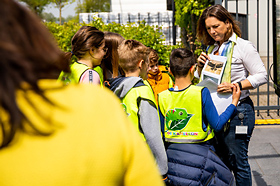 Manager duurzaamheid Annette Schumer geeft de scholieren uitleg over biodiversiteit. Manager duurzaamheid Annette Schumer