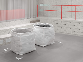 'Ateljé' in Stockholm toont aan de hand van gigantische zakken met gerecyclede grondstoffen hoe circulaire economie in de praktijk wordt gebracht. Tarkett-Atelje-Stockholm