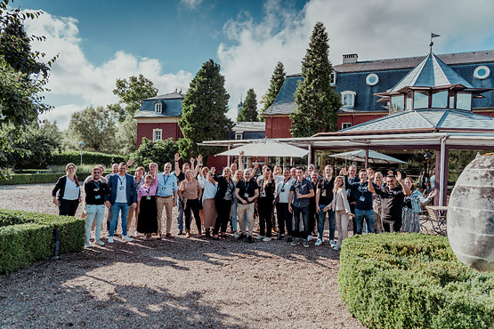 Deelnemers aan het Dealer Event St. Gerlach in Valkenburg heffen het glas. Deelnemers aan het dealerevent