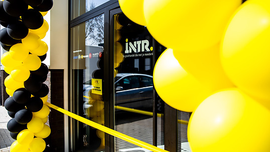 INTR. Points Hoogeveen en Nieuwegein ontvangen in mei respectievelijk juni hun gasten om te komen proosten op het nieuwe winkelconcept. INTR Points Hoogeveen