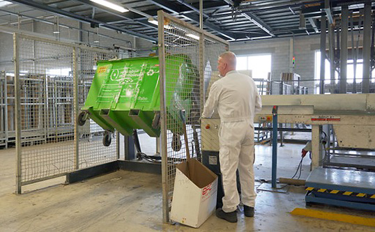 In Assendelft wordt het materiaal vanuit rolcontainers op een lopende band geplaatst, waar ook de laatste controle plaatsvindt. In Assendelft wordt het materiaal