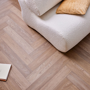 Novilon Nova Luxe in de uitvoering ‘classic large herringbone’. Novilon Nova Luxe
