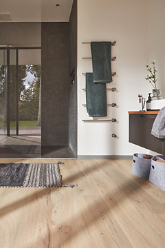 Onder de vijfentwintig nieuwe Rigid-decors bevinden zich ook talrijke designs met synchrone poriën, zoals hier de Eik Hampstead 7397 in houtdessin - MeisterDesign. rigid RL 400. Onder de vijfentwintig