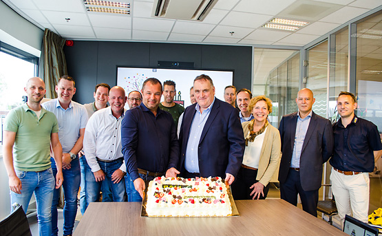 Team F. Ball op bezoek bij Headlam, met in het midden Erwin van Beek, general manager Headlam en Jonathan Goold, exportmanager F. Ball. Team F