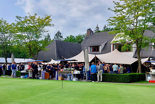 De dag werd afgesloten met gezellige borrel en een Food Festival