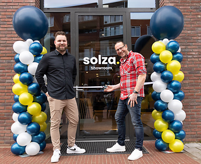 Dennis Mulder pent Solza met links Jorik van der Heide