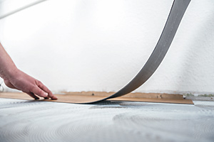 Installatie van designbedekking met de alkali en vochtbestendige universele lijm UZIN KE 25