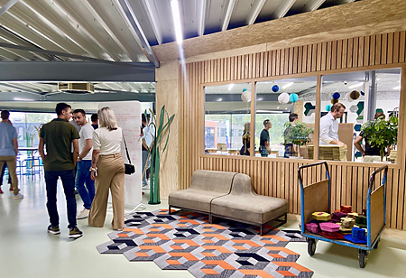 Leden van het Jongerenplatform BVP bewonderen de prachtige producten van Studio Wae