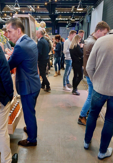 Volop belangstelling voor de jubileumdag en de diverse presentaties van de leveranciers. Volop belangstelling voor de jubileumdag en de diverse presentaties van de leveranciers