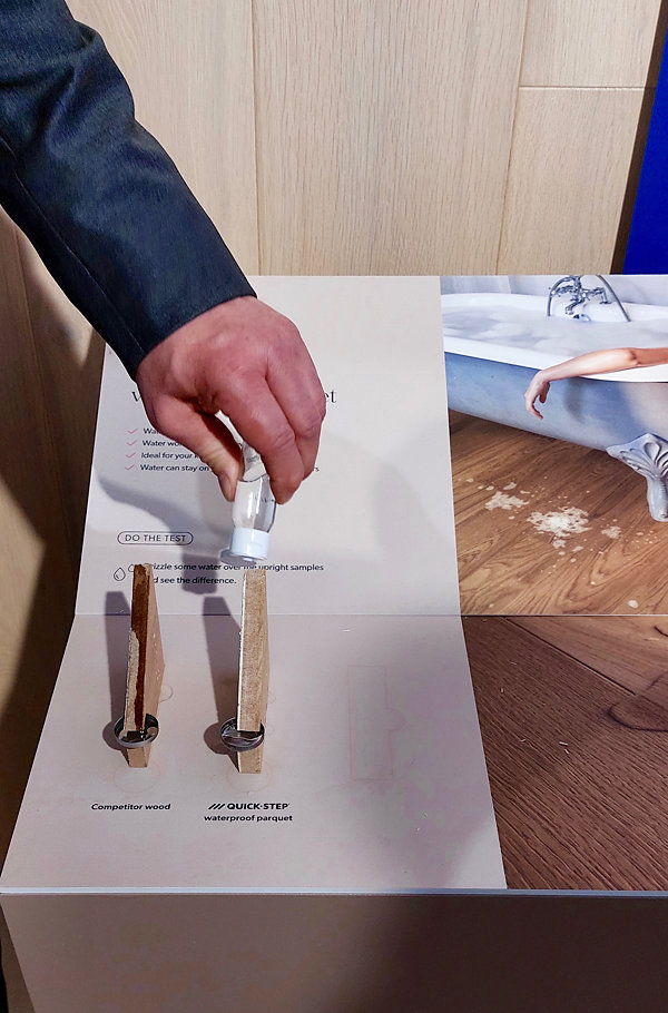 Unilin demonstreert en vergelijkt zijn ‘waterproof parquet’. Unilin demonstreert en vergelijkt zijn waterproof parquet