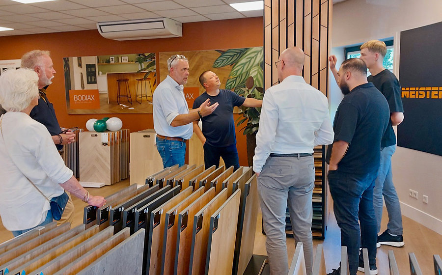 Algemeen Directeur Jasper Ringelberg (derde van links) toont de vernieuwde showroom aan het bezoek en legt uit. Algemeen Directeur Jasper Ringelberg derde van links toont de vernieuwde showroom aan het bezoek en legt uit