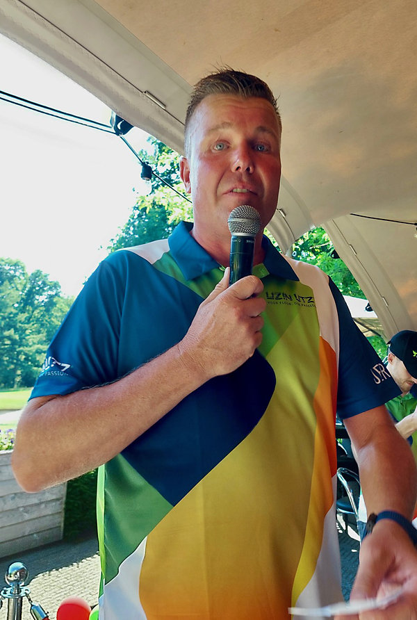 Commercieel manager Jeroen Strecker kondigt de winnaars van de golfwedstrijd aan. Commercieel manager Jeroen Strecker kondigt de winnaars van de golfwedstrijd aan