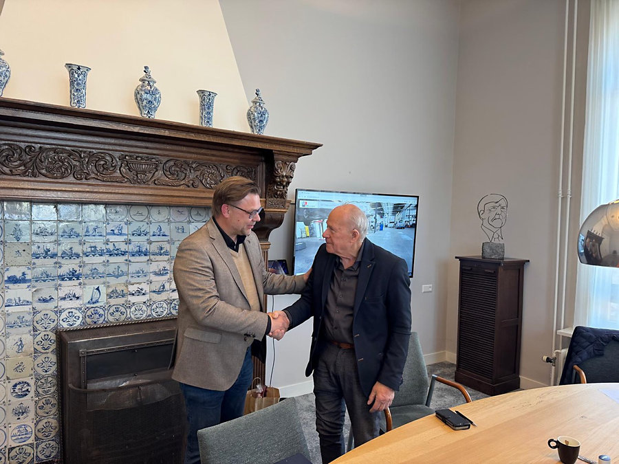 De overdracht wordt met een ferme handdruk beklonken. (Foto: Hamat) De overdracht wordt met een ferme handdruk beklonken