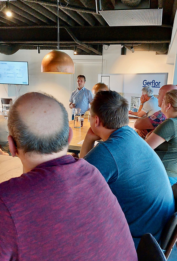Hans van de Ree van Gerflor beantwoordt vragen vanuit de zaal. Hans van de Ree van Gerflor beantwoordt vragen vanuit de zaal