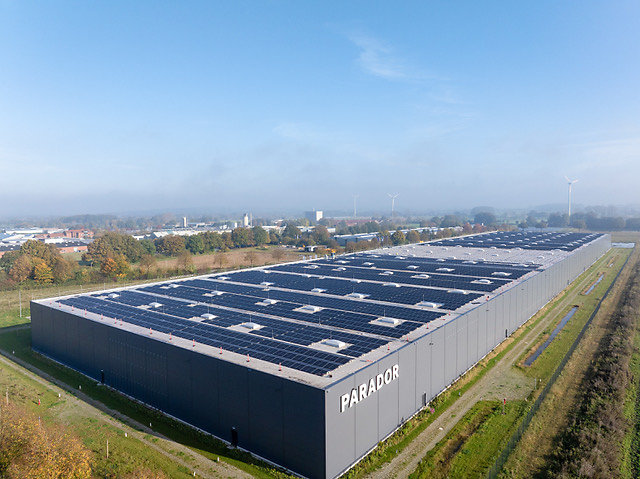 Parador heeft de nieuwe fotovoltaïsche installatie op het dak van zijn logistieke centrum met succes in gebruik genomen. (Foto: Parador) Parador Logistikzenttovoltaikanlage