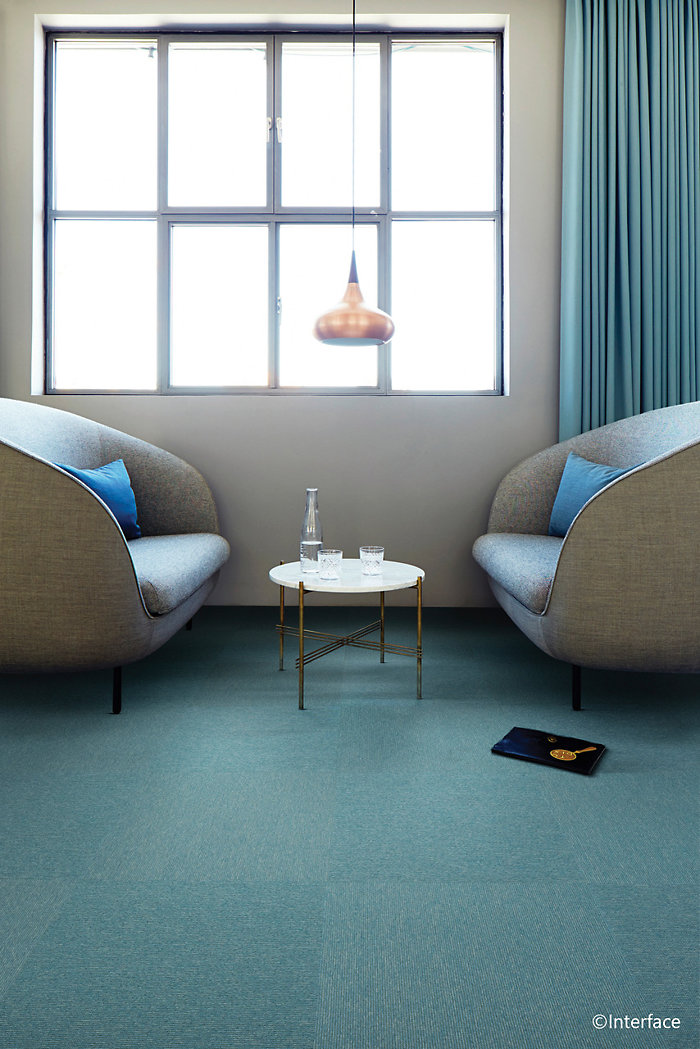 De nieuwe modulaire JOKA tapijttegels Quattro Object zijn veelzijdig en duurzaam. (Foto: © Interface). TEP 028 Quattro Object Elevation III 9018 Interface