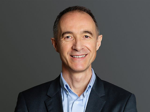 Tarkett’s Arnaud Marquis is blij met de platinum erkenning voor het bedrijf van EcoVadis. (Foto: Tarkett). Tarketts Arnaud Marquis