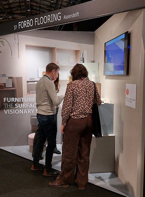 Op de stand van Forbo Flooring Furniture Linoleum getoond Op de stand van Forbo Flooring Furniture Linoleum getoond
