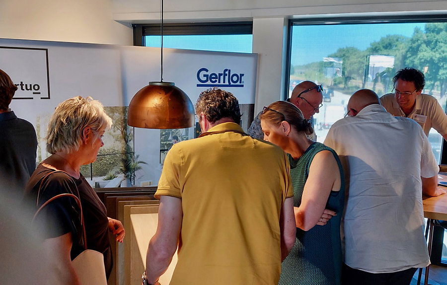 De bezoekers lieten zich goed informeren. gerfloor Unknown 2