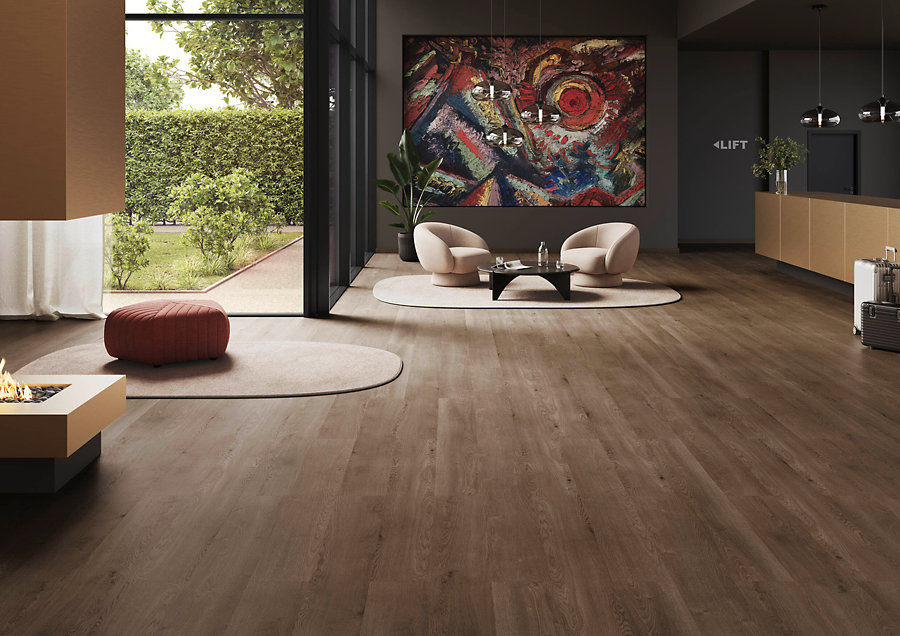 De nieuwe XXL vloeren van JOKA zijn verkrijgbaar in verschillende tinten, van koel Scandinavisch, tot warm karamel. md DES 555 XXL 28 9635 Chateau Oak Dark rau