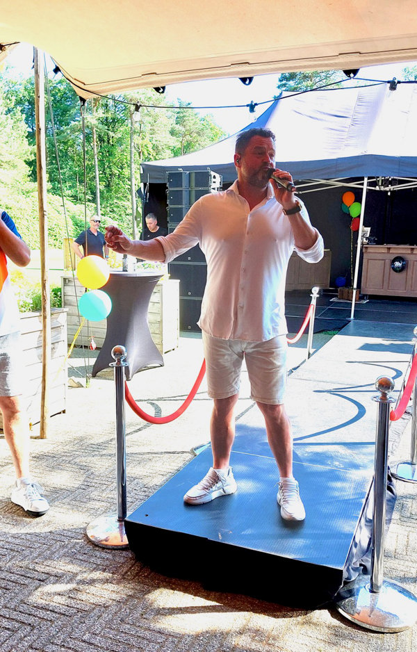 Volkszanger Frans Duijts zorgt voor het nodige vermaak. uzin Unknown2