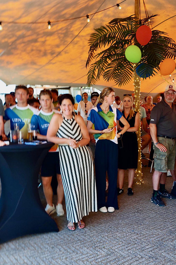 Ilse van Bodegom (derde van links), die al jaar en dag namens Uzin nauw betrokken is bij de organisatie van het evenement, genoot zichtbaar van het vele bezoek. uzin Unknown