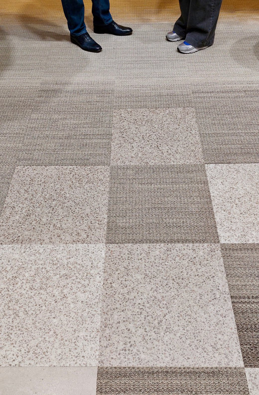 Interface combineerde op knappe wijze nora castello LVT collectie In the Mix en de Gradience tapijttegels