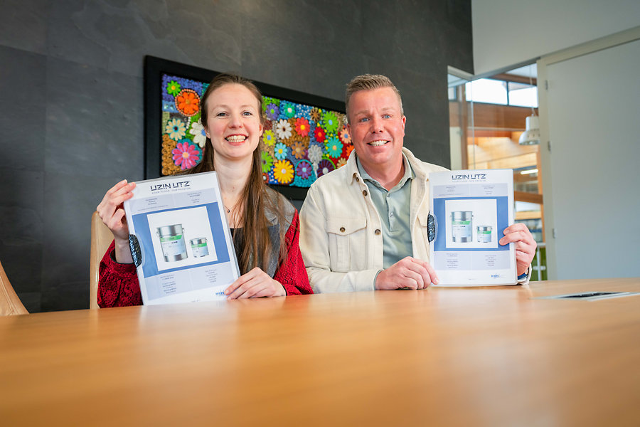 Nadine Schuurmans en Jeroen Strecker van UZIN UTZ zijn trots op de EPD’s van de leverancier. Foto EPD 3