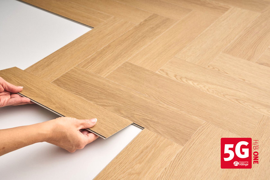 Op Domotex zal Välinge zijn nieuwste technologie voor het vereenvoudigen van visgraatinstallatie presenteren. HB ONE Logo image Landscape kopiera