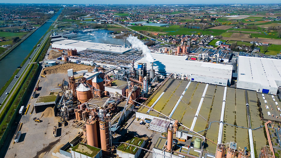 Luchtfoto van de Unilin Panels site in Oostrozebeke