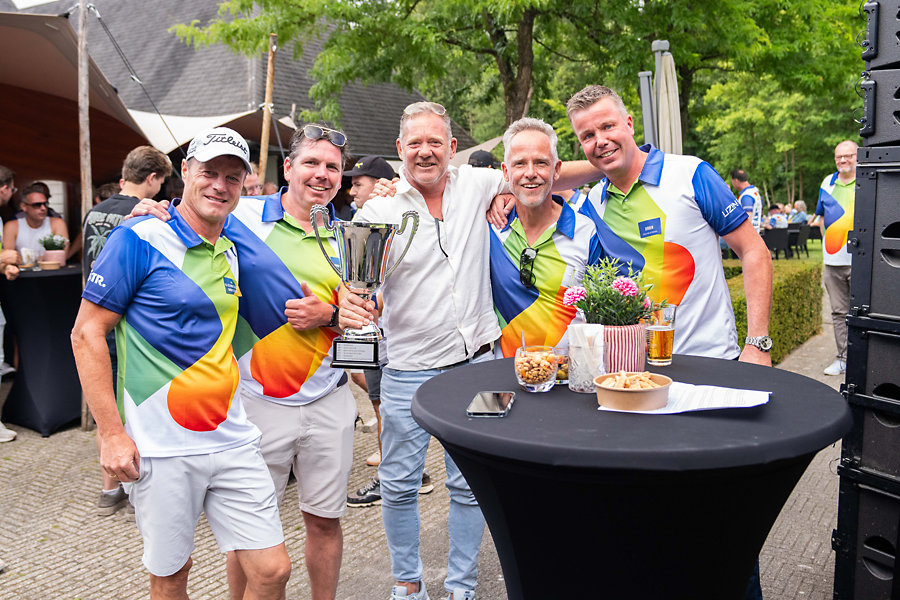 V.l.n.r:, Mike Scheler - FB-Technik Scheler GmbH & Co. KG Erwin Paalmans – Combi Vloeren , Michel Fleminks – MF Design) met Gerben Bouwmeester en Jeroen Strecker van UZIN UTZ. Relatiedag UZIN UTZ en INTR 2026 1
