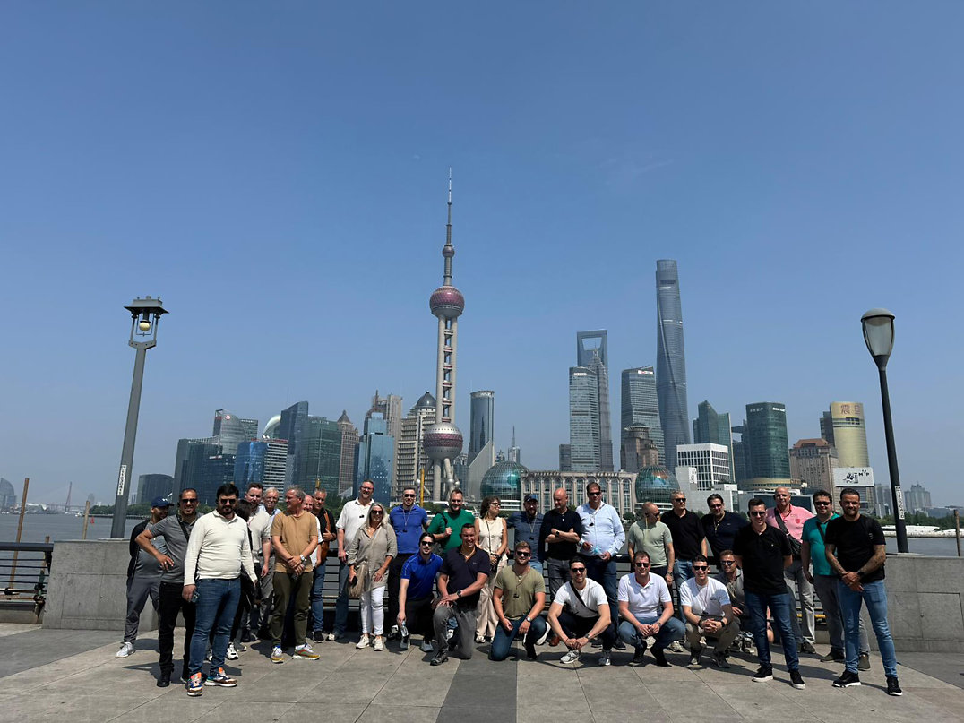 Cotap nam haar klanten mee op reis ter ere van het 85-jarig jubileum. Groepsfoto Shanghai